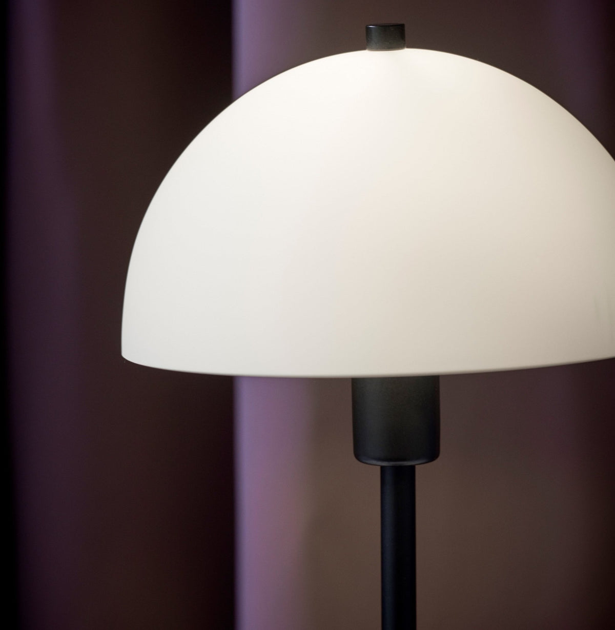 Lampe de table noire 47,5 cm Vienda X - Herstal - The Cool Republic