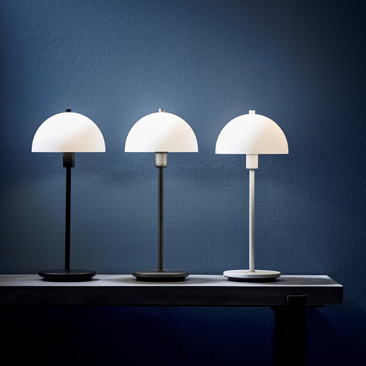 Lampe de table noire 47,5 cm Vienda X - Herstal - The Cool Republic