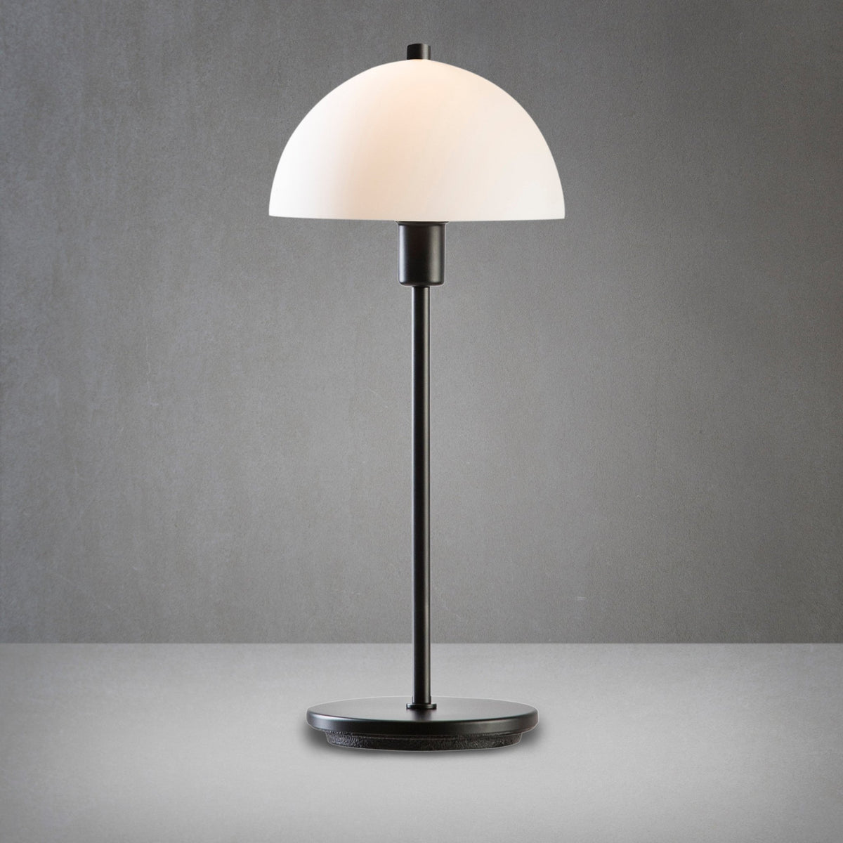 Lampe de table noire 47,5 cm Vienda X - Herstal - The Cool Republic