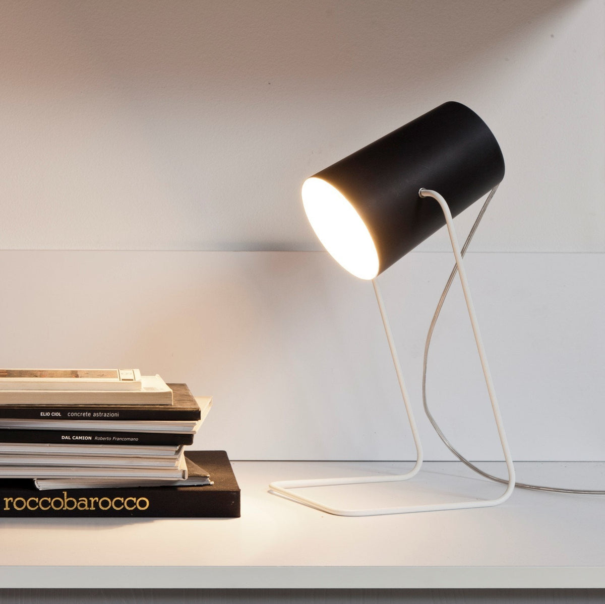 Lampe de table noire et rouge 31 cm Paint T Lavagna - In-es.artdesign - The Cool Republic