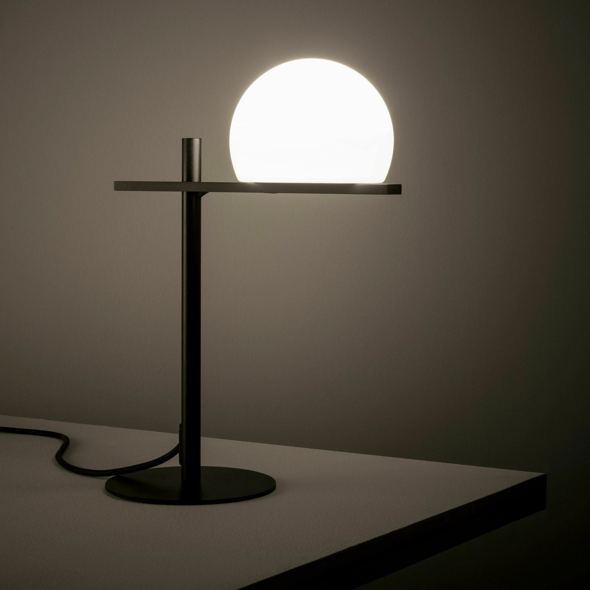 Lampe de table noire Indoor Circ - Estiluz - The Cool Republic