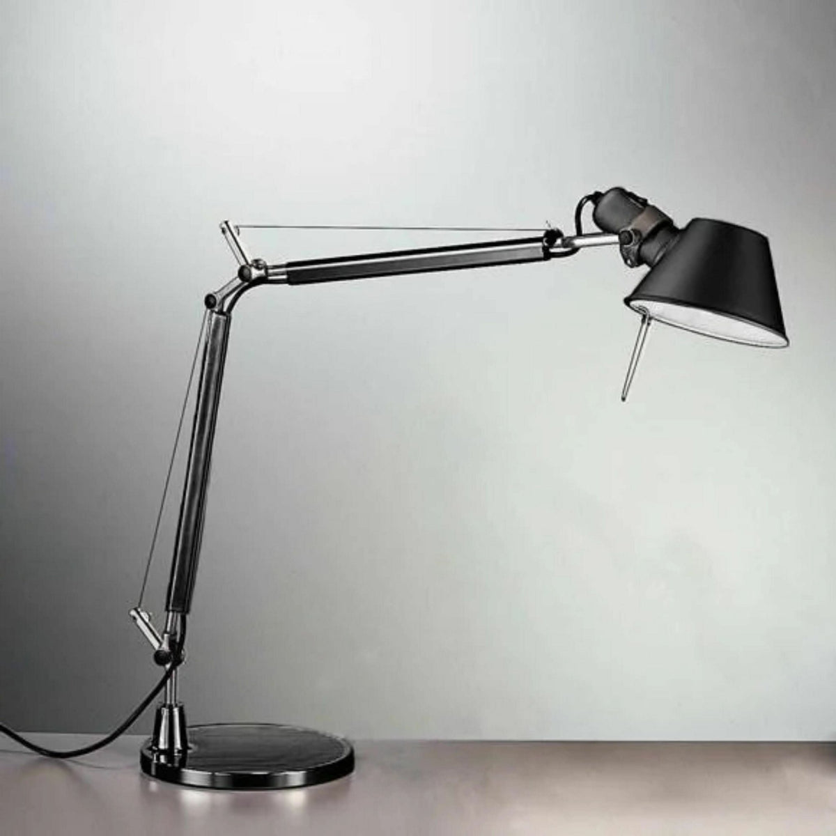Lampe de table petit modèle noire Tolomeo - Artemide - The Cool Republic