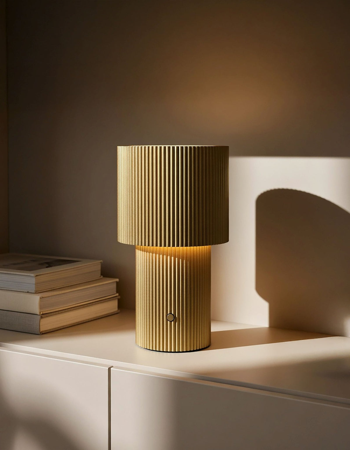 Lampe de table portable en aluminium doré 12,2x22,1cm Iluma - Herstal - The Cool Republic