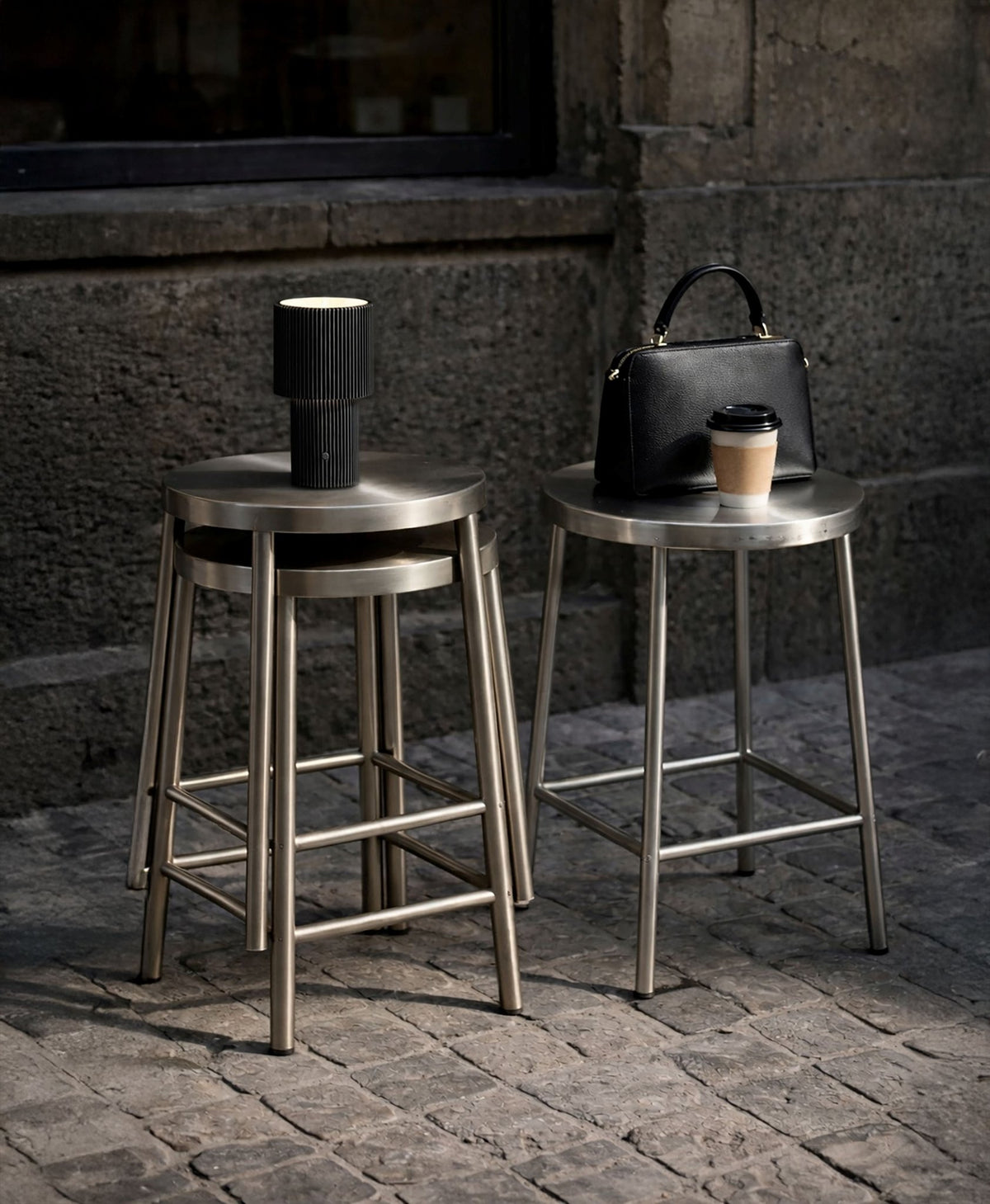 Lampe de table portable en aluminium noir 12,2x22,1cm Iluma - Herstal - The Cool Republic