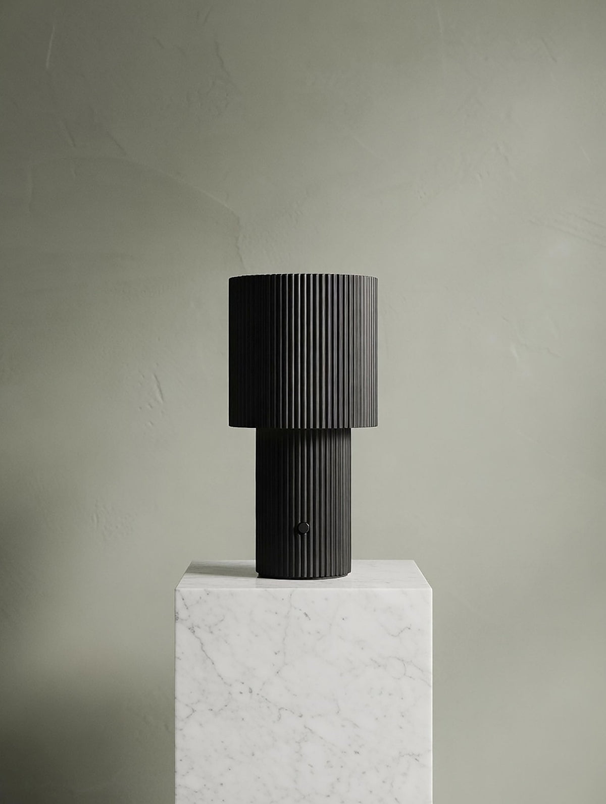 Lampe de table portable en aluminium noir 12,2x22,1cm Iluma - Herstal - The Cool Republic
