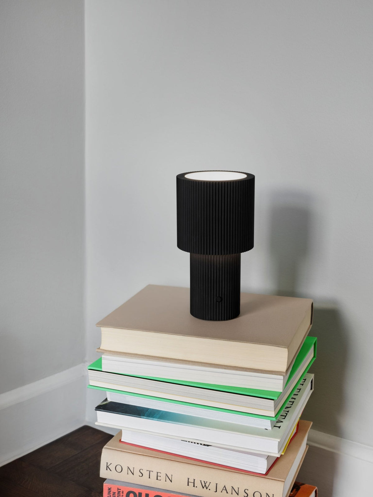 Lampe de table portable en aluminium noir 12,2x22,1cm Iluma - Herstal - The Cool Republic