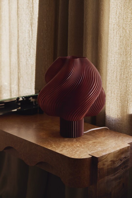 Lampe de table rouge cerise 34 cm Soft serve grande - Crème Atelier - The Cool Republic