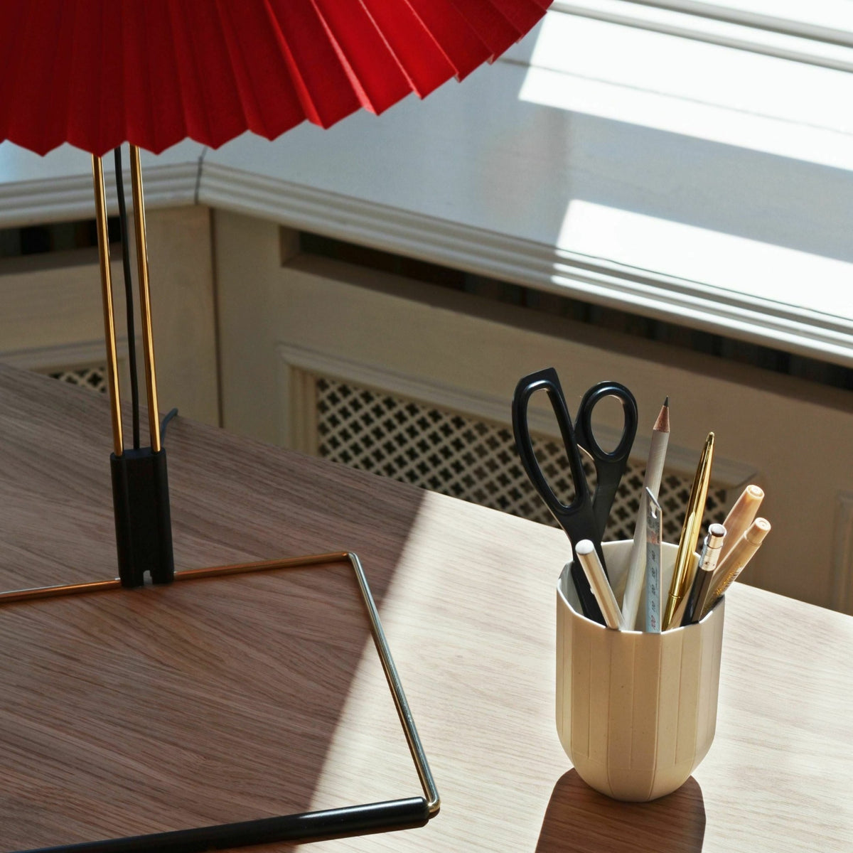 Lampe de table rouge et laiton Matin - HAY - The Cool Republic