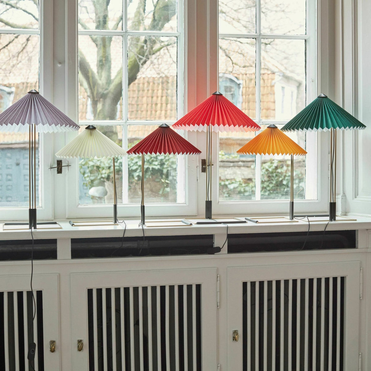 Lampe de table rouge et laiton Matin - HAY - The Cool Republic