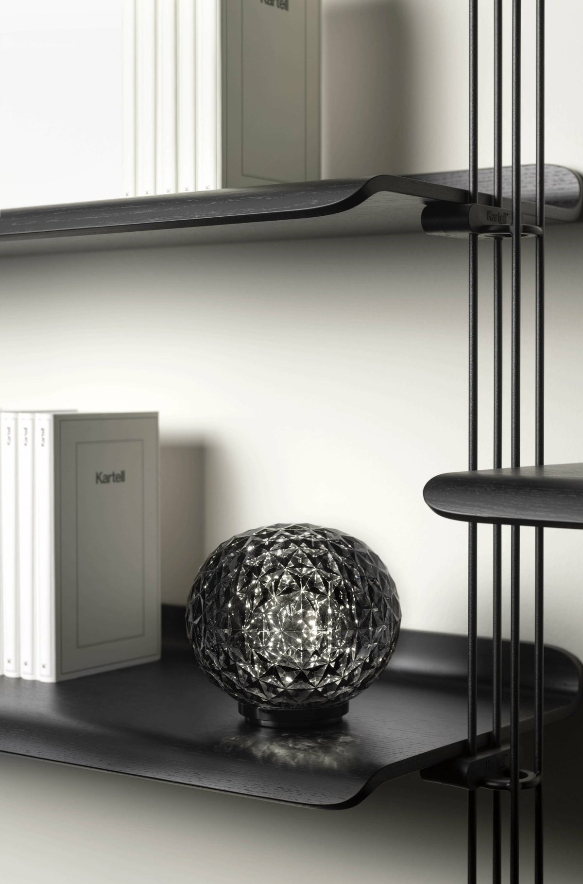 Lampe de table sans fil gris fumée Mini planet - Kartell - The Cool Republic