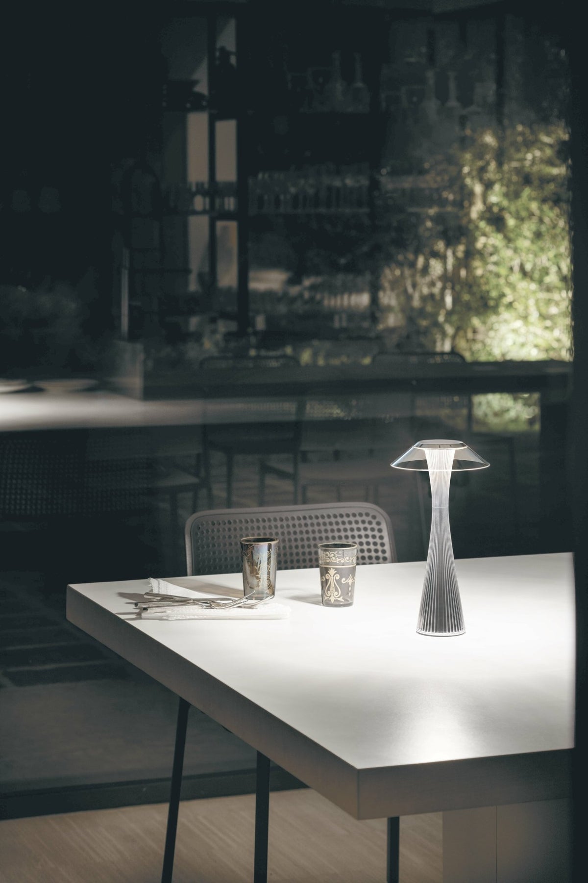 Lampe d'extérieur sans fil grise Space - Kartell - The Cool Republic
