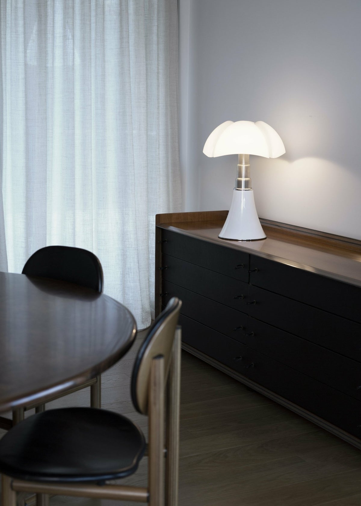Lampe dimmable en acier inox blanc 40 x 62 cm Pipistrello Med - Martinelli Luce - The Cool Republic