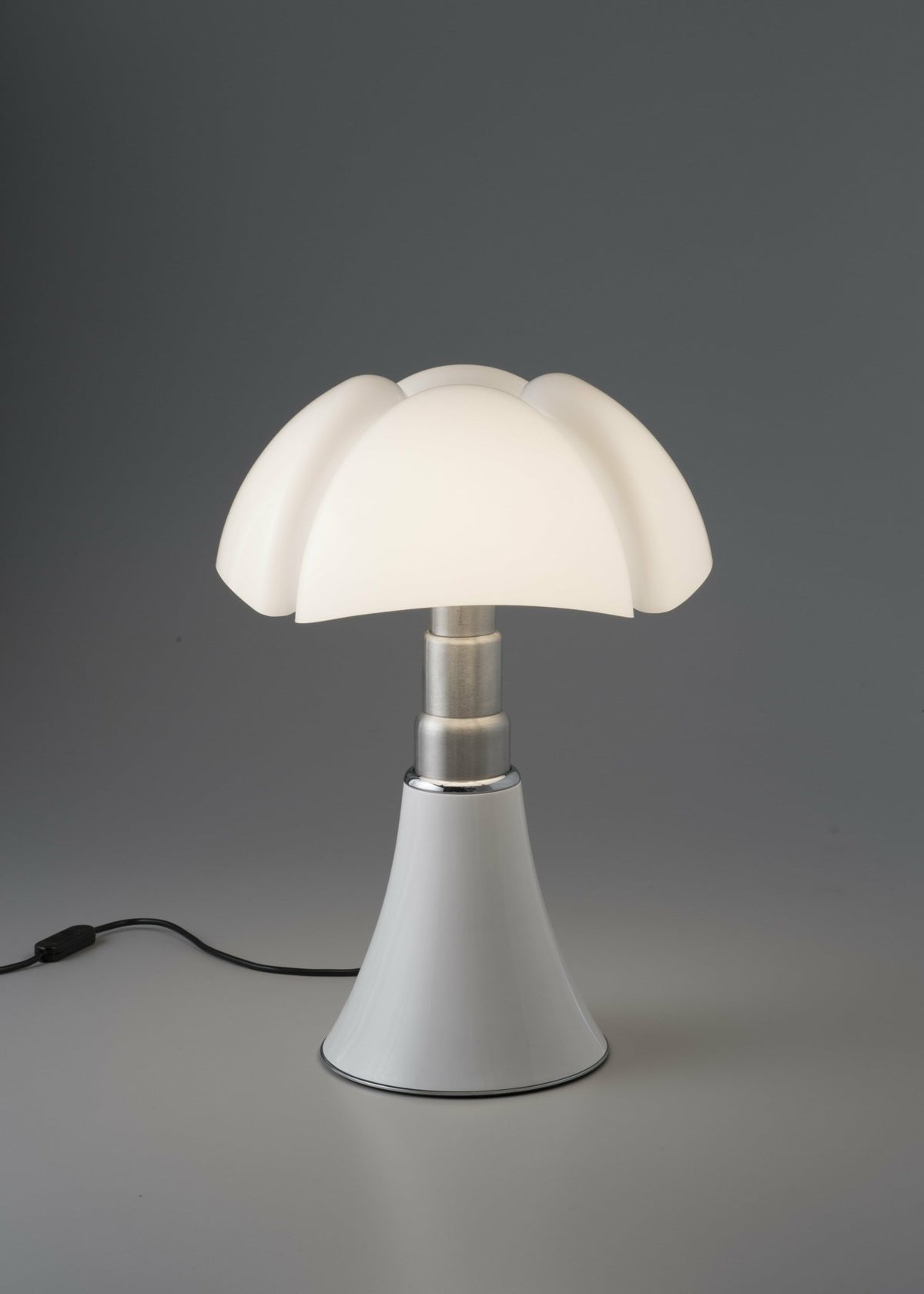 Lampe dimmable en acier inox blanc 40 x 62 cm Pipistrello Med - Martinelli Luce - The Cool Republic