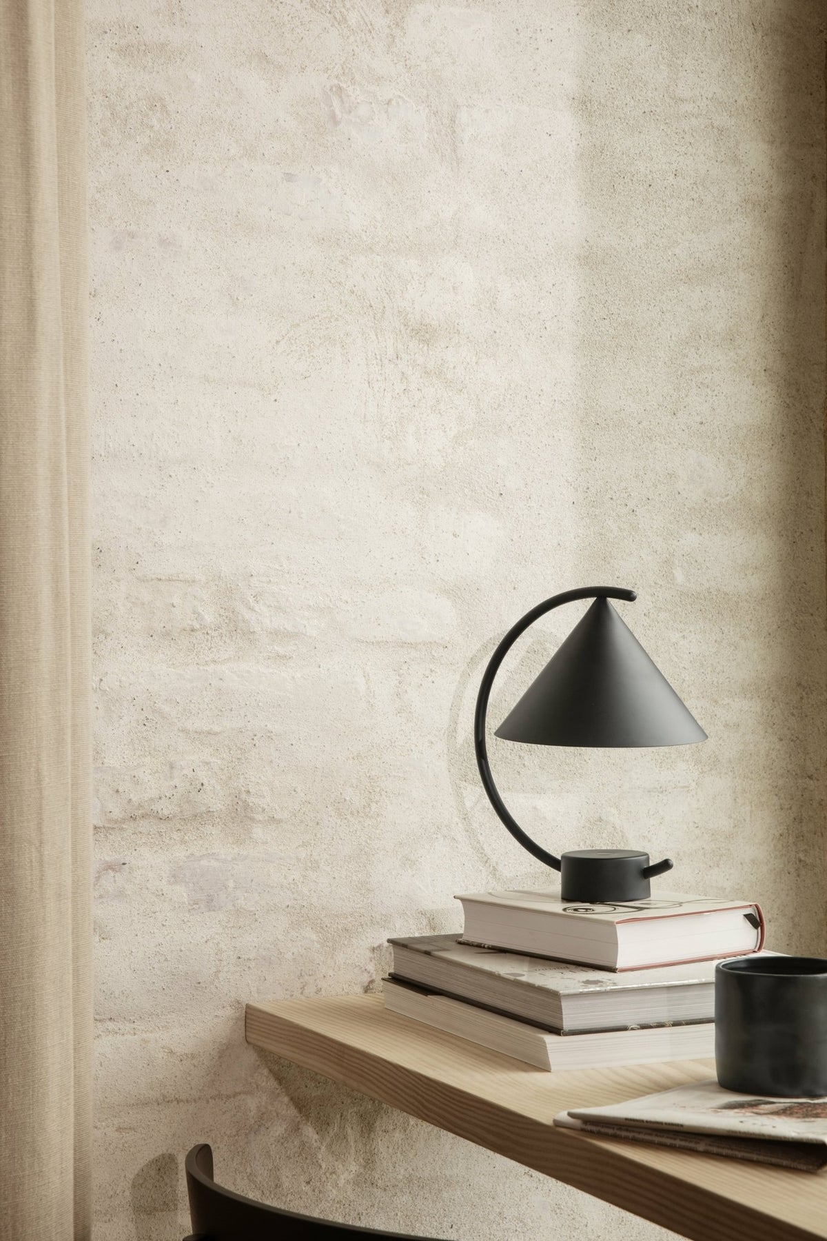 Lampe en acier brossé noir Meridian - Ferm Living - The Cool Republic