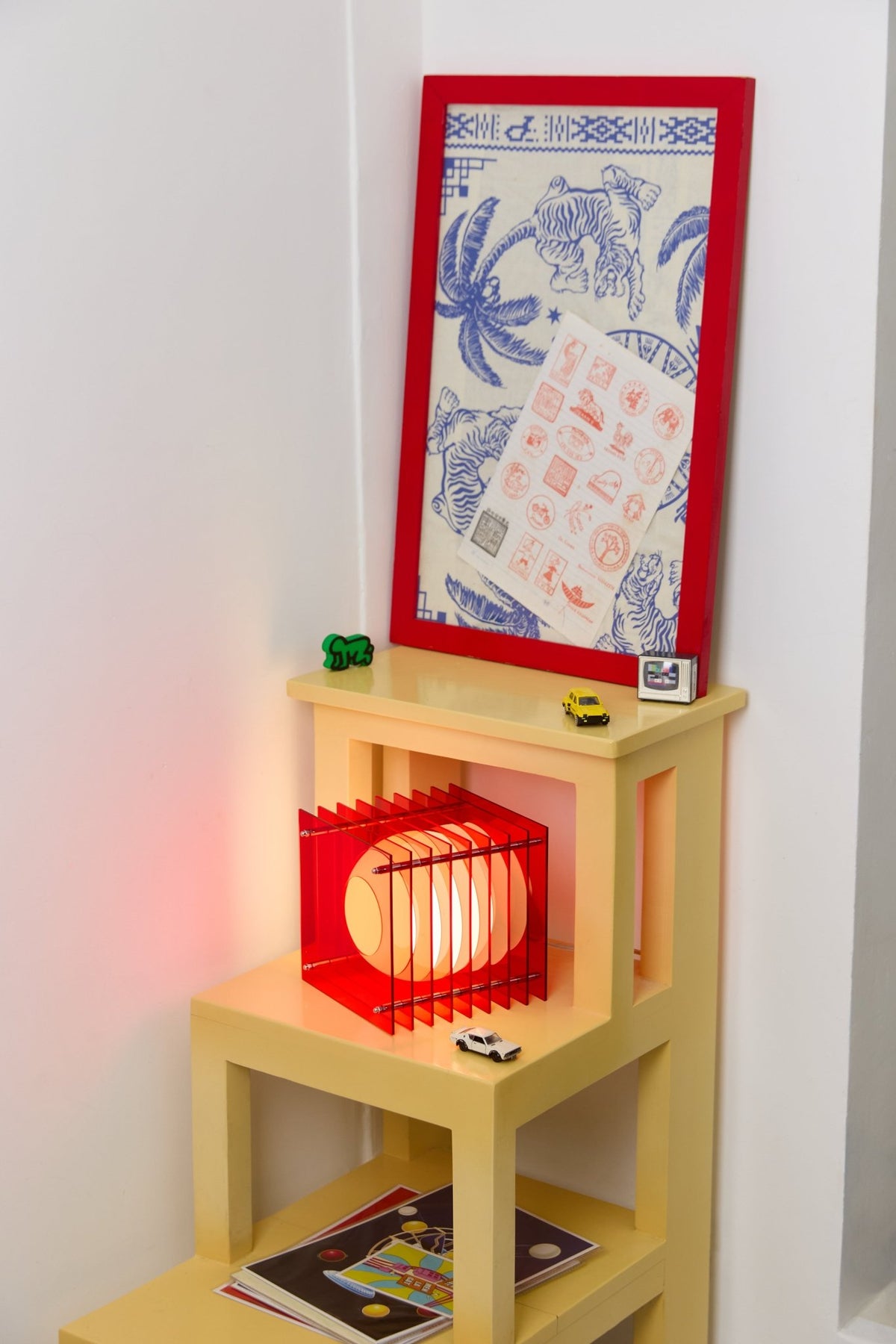 Lampe en acrylique rouge 19,5x18x18cm LOP - BANG - The Cool Republic