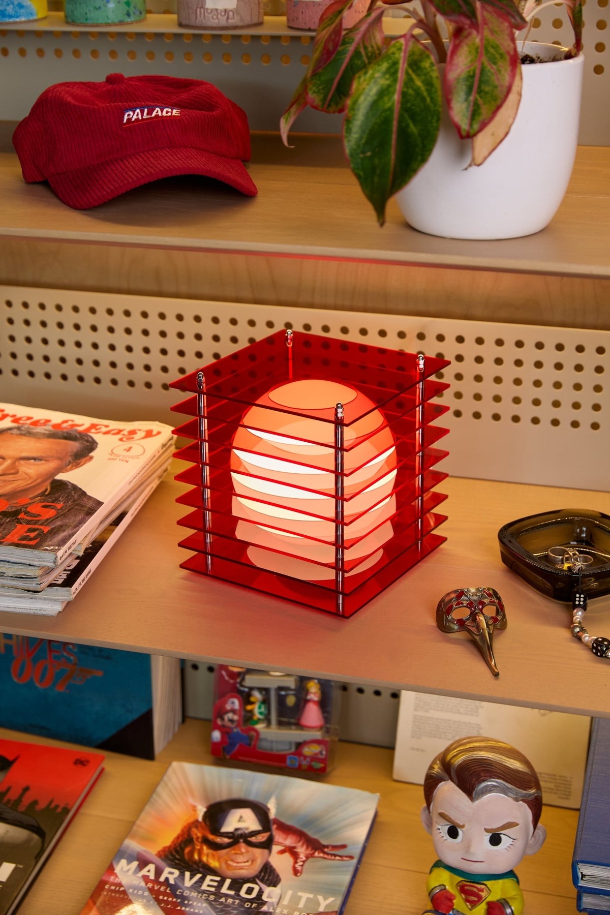 Lampe en acrylique rouge 19,5x18x18cm LOP - BANG - The Cool Republic