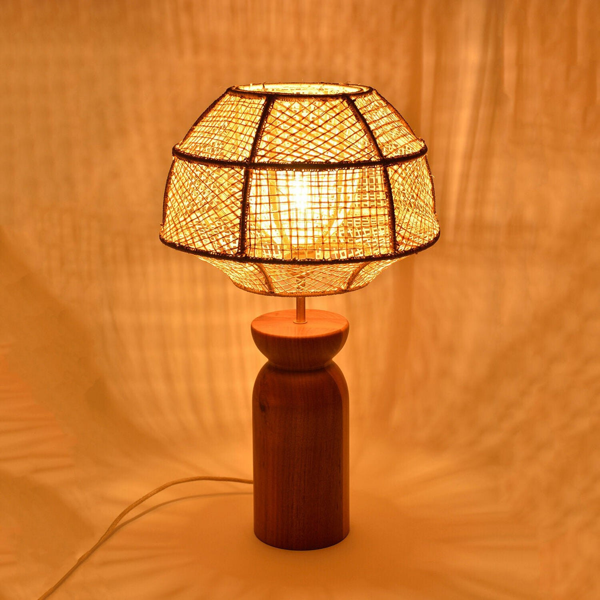 Lampe en bois et raphia naturel 63 cm Odyssée - Market set - The Cool Republic