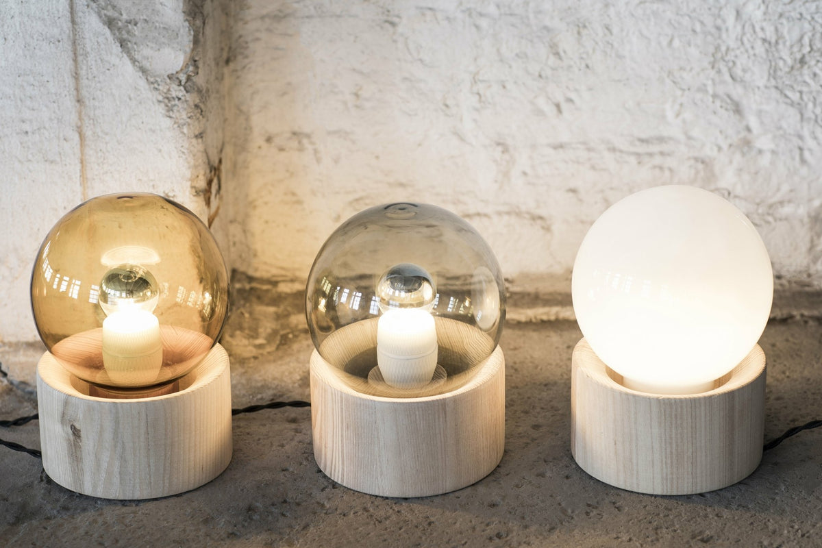 Lampe en bois naturel et en verre ambré Full Moon - Serax - The Cool Republic