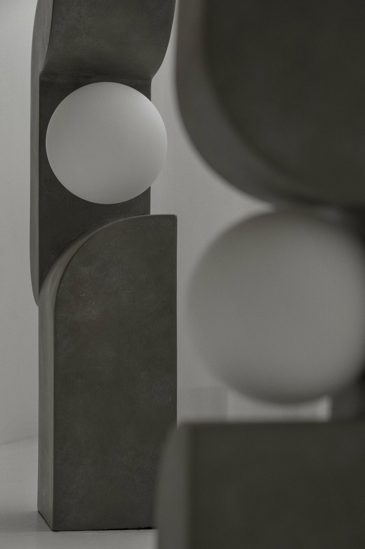 Lampe en céramique gris foncé 16 x 9,5 cm Sitting Man - 101 Copenhagen - The Cool Republic