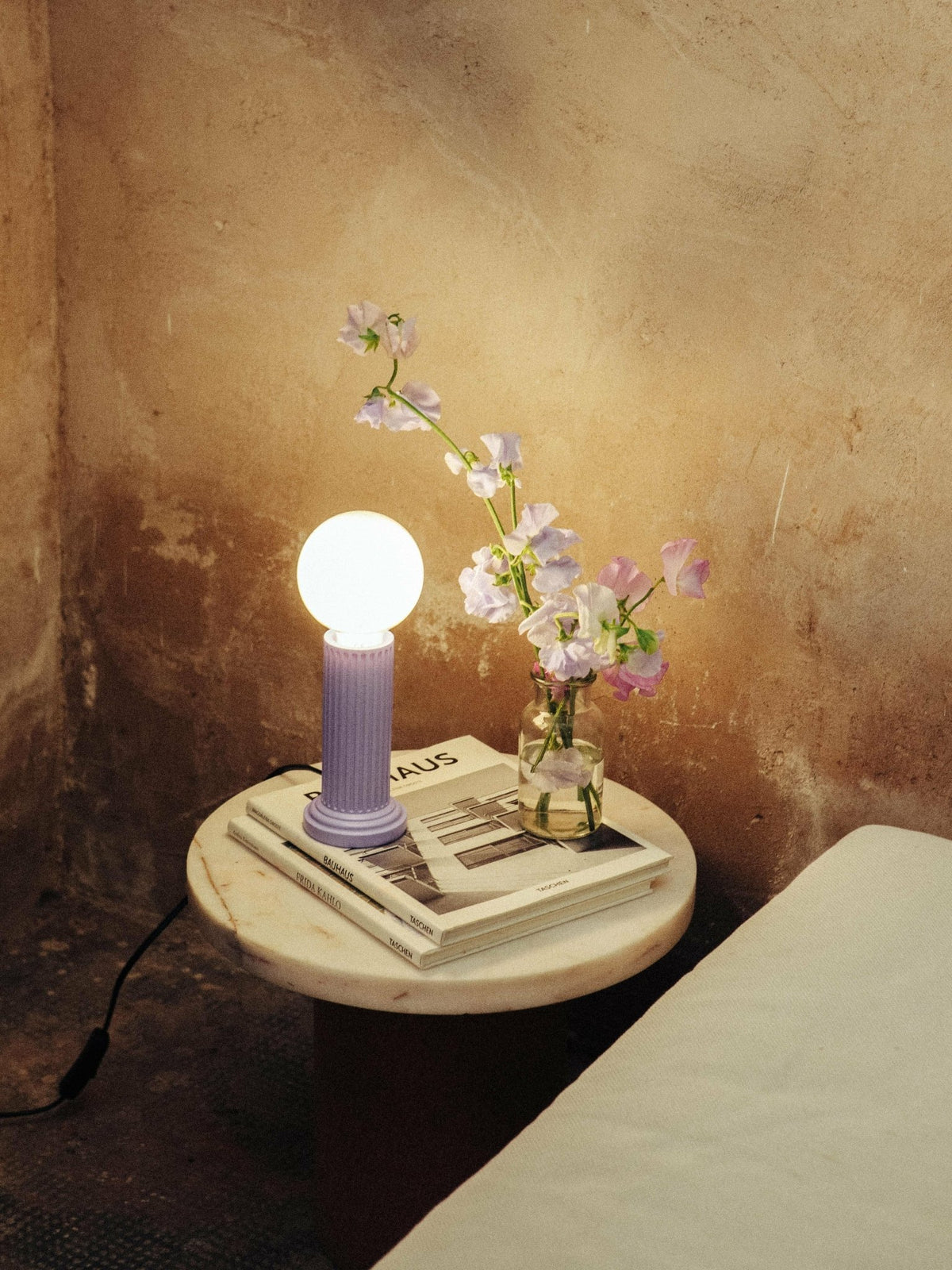 Lampe en céramique lila Athena - DOIY - The Cool Republic