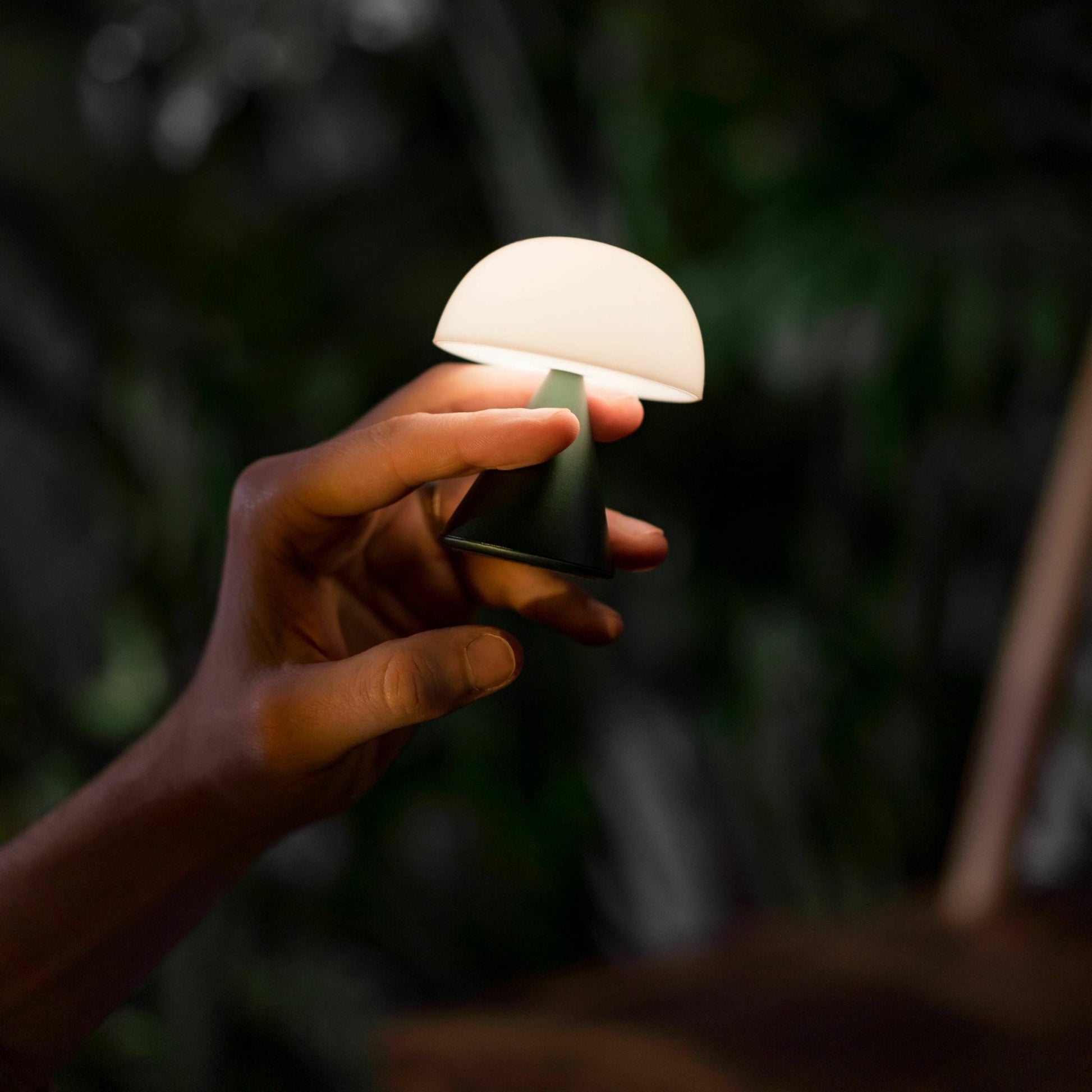 Lampe led argentée Mina - Lexon - The Cool Republic