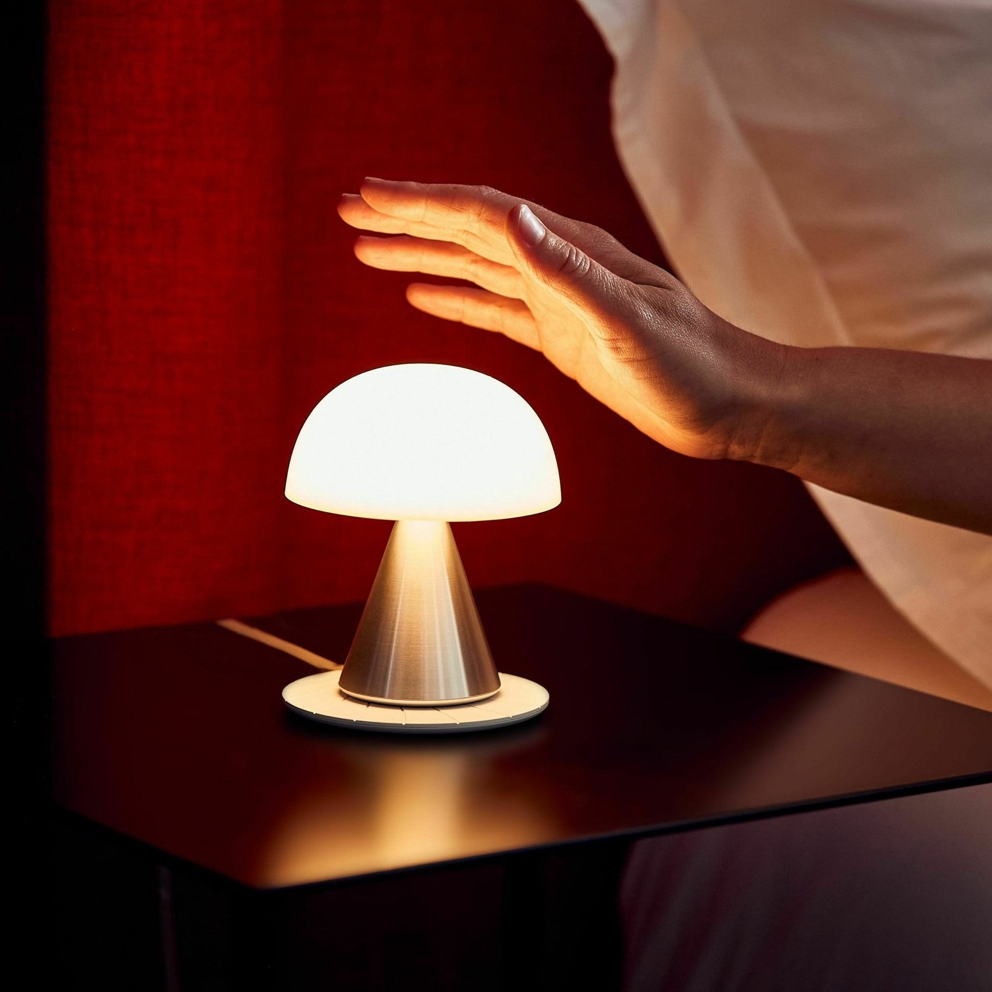 Lampe LED doré Mina M - Lexon Design - The Cool Republic