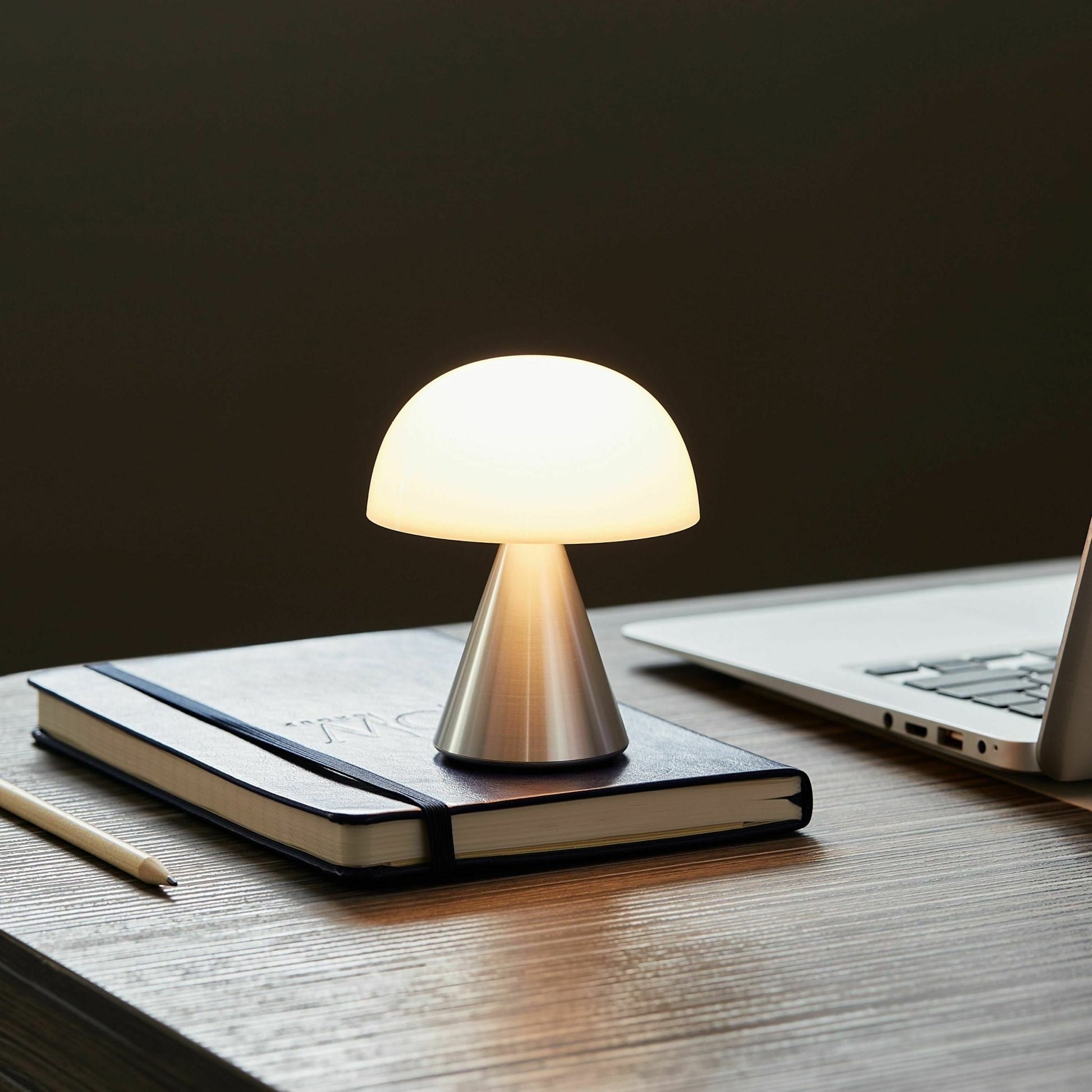 Lampe LED doré Mina M - Lexon Design - The Cool Republic