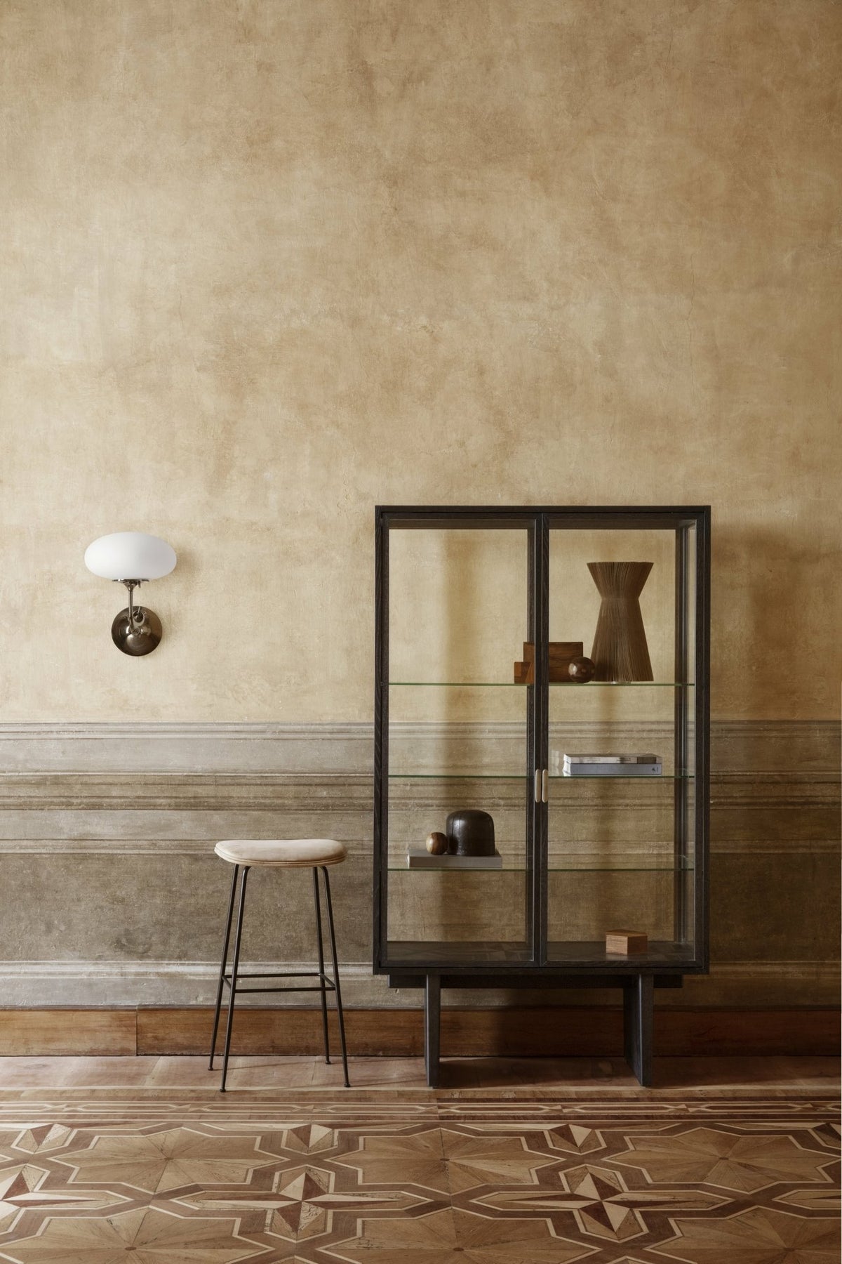 Lampe murale blanche base noir Stemlite - Gubi - The Cool Republic