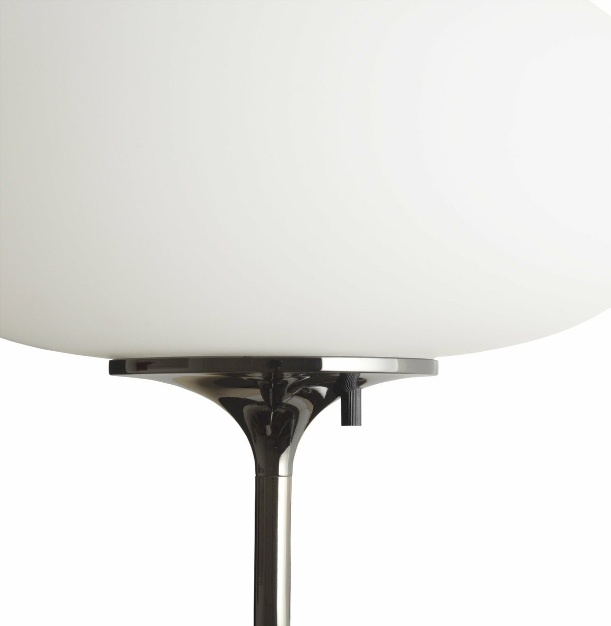 Lampe murale blanche base noir Stemlite - Gubi - The Cool Republic