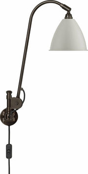 Lampe murale blanche classique base noir en laiton BL6 - Gubi - The Cool Republic