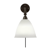 Lampe murale crème base noire en laiton BL7- Gubi - The Cool Republic