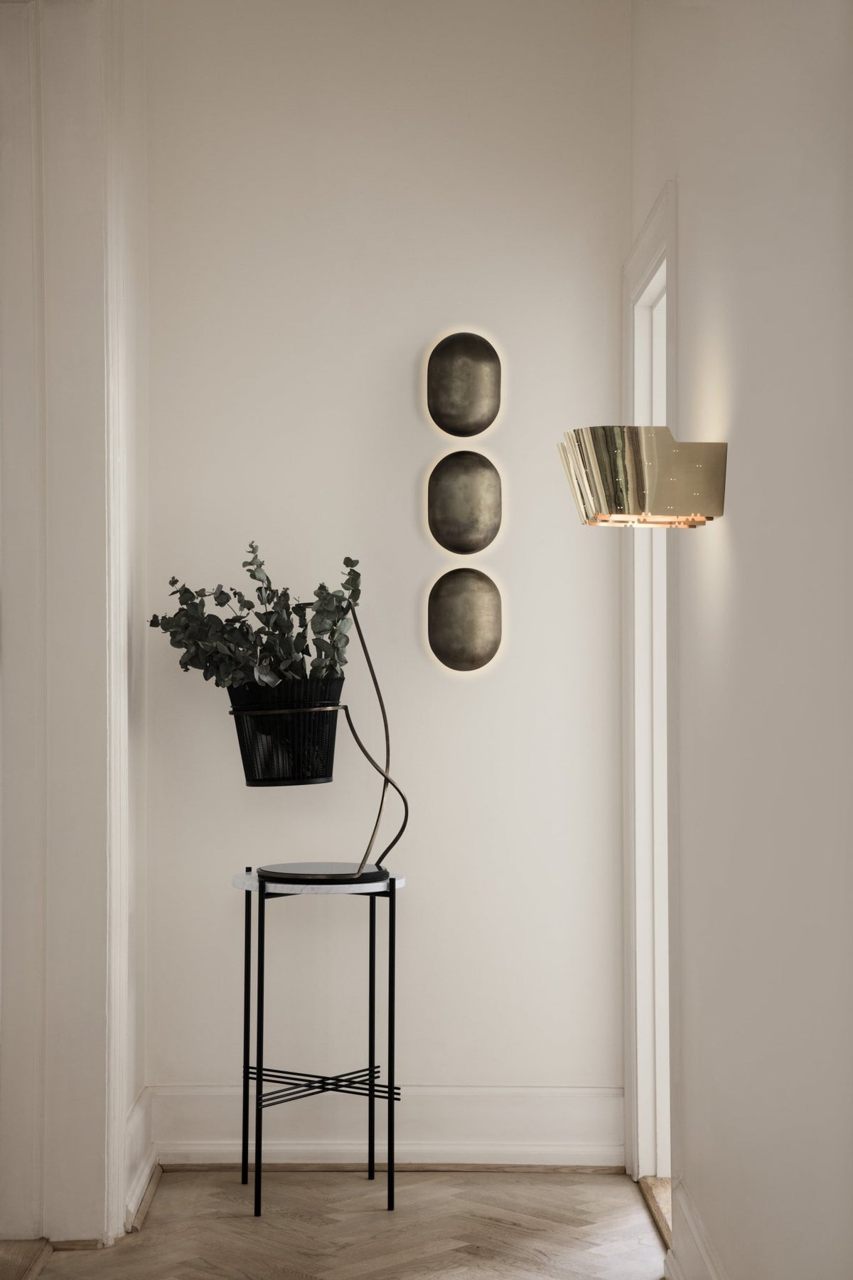Lampe murale dorée en laiton Modèle 9464 - Gubi - The Cool Republic