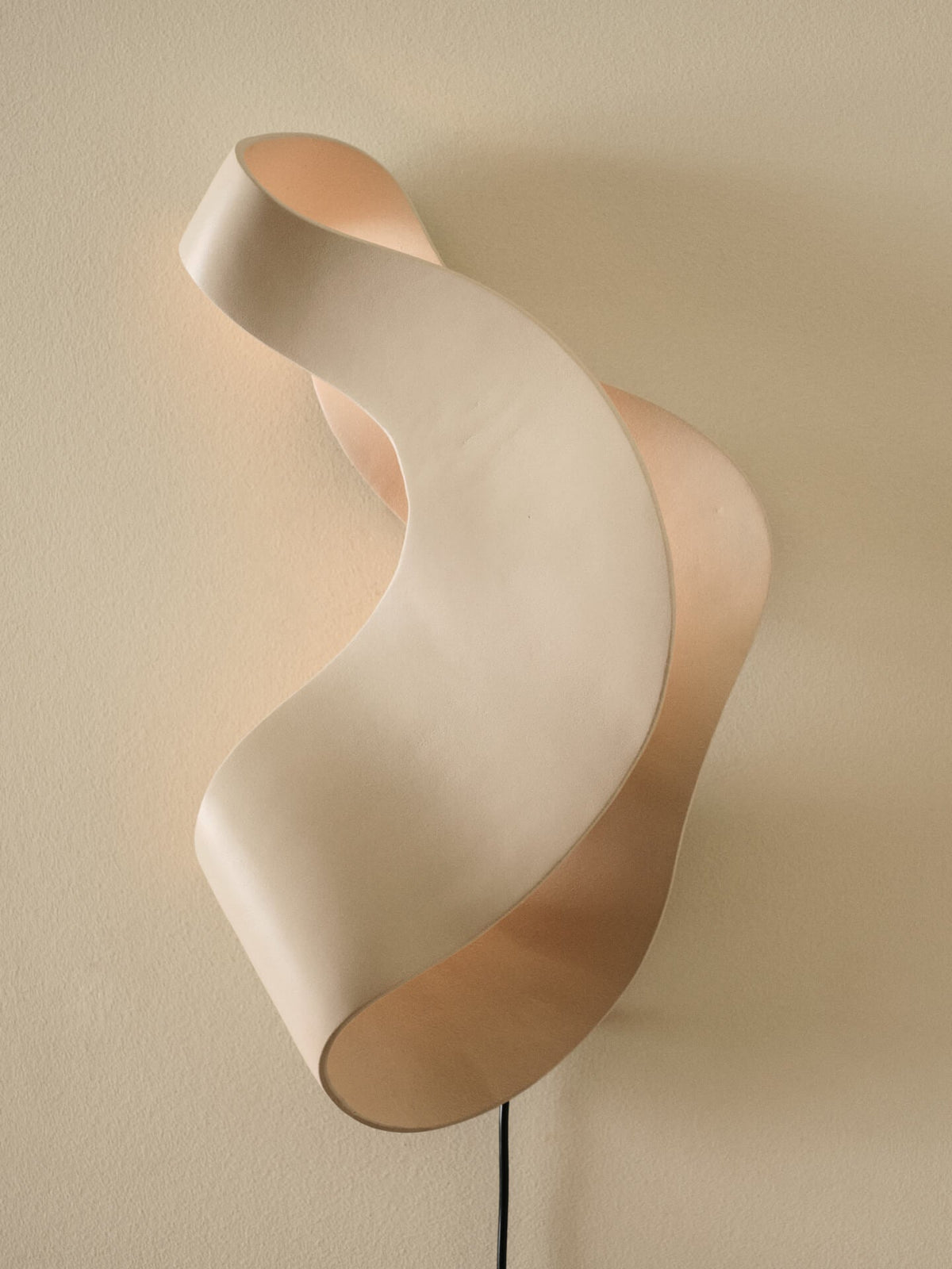 Lampe murale en acier recyclé beige Oyster - Ferm Living - The Cool Republic