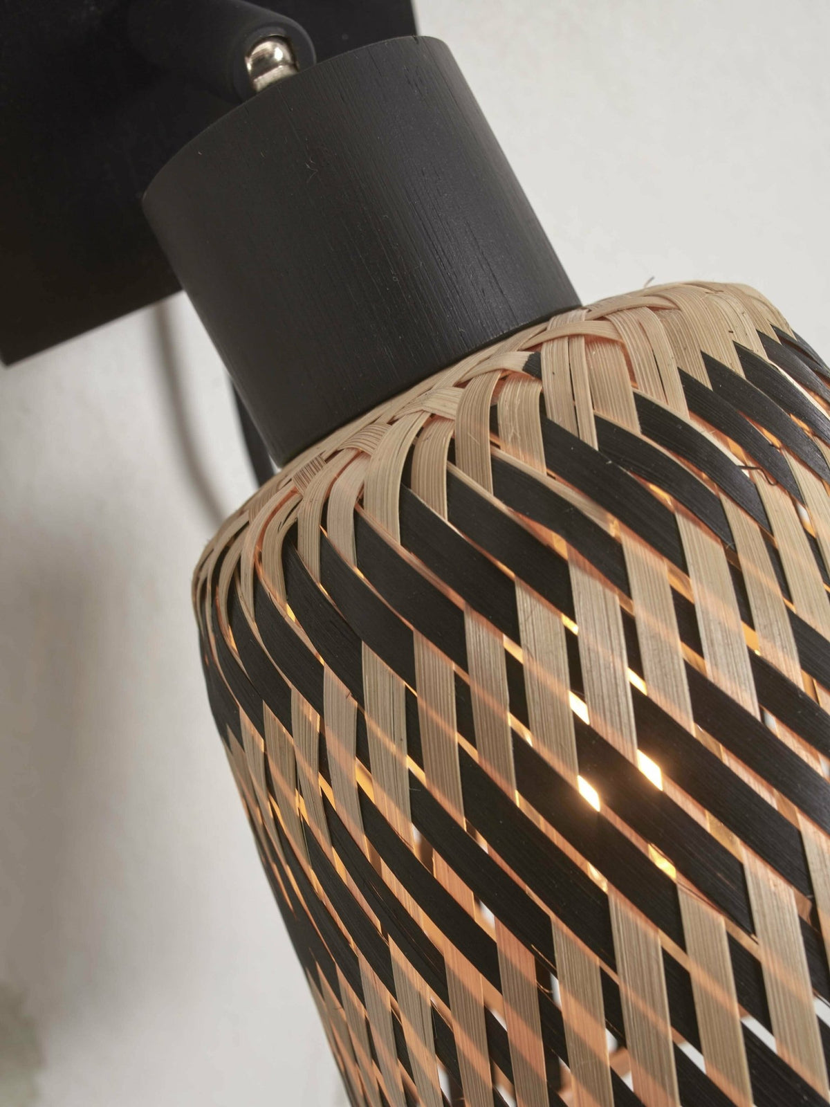 Lampe murale en bambou noir et naturel 10x10 cm Java - Good & Mojo - The Cool Republic