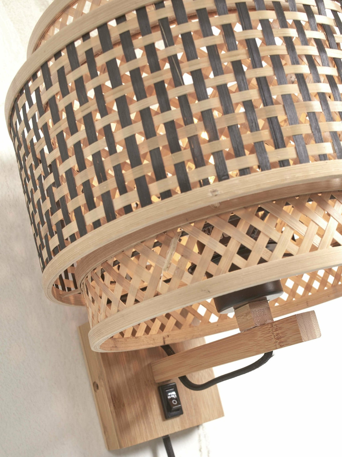 Lampe murale en bambou noir et naturel 25x20 cm Bhutan - Good & Mojo - The Cool Republic