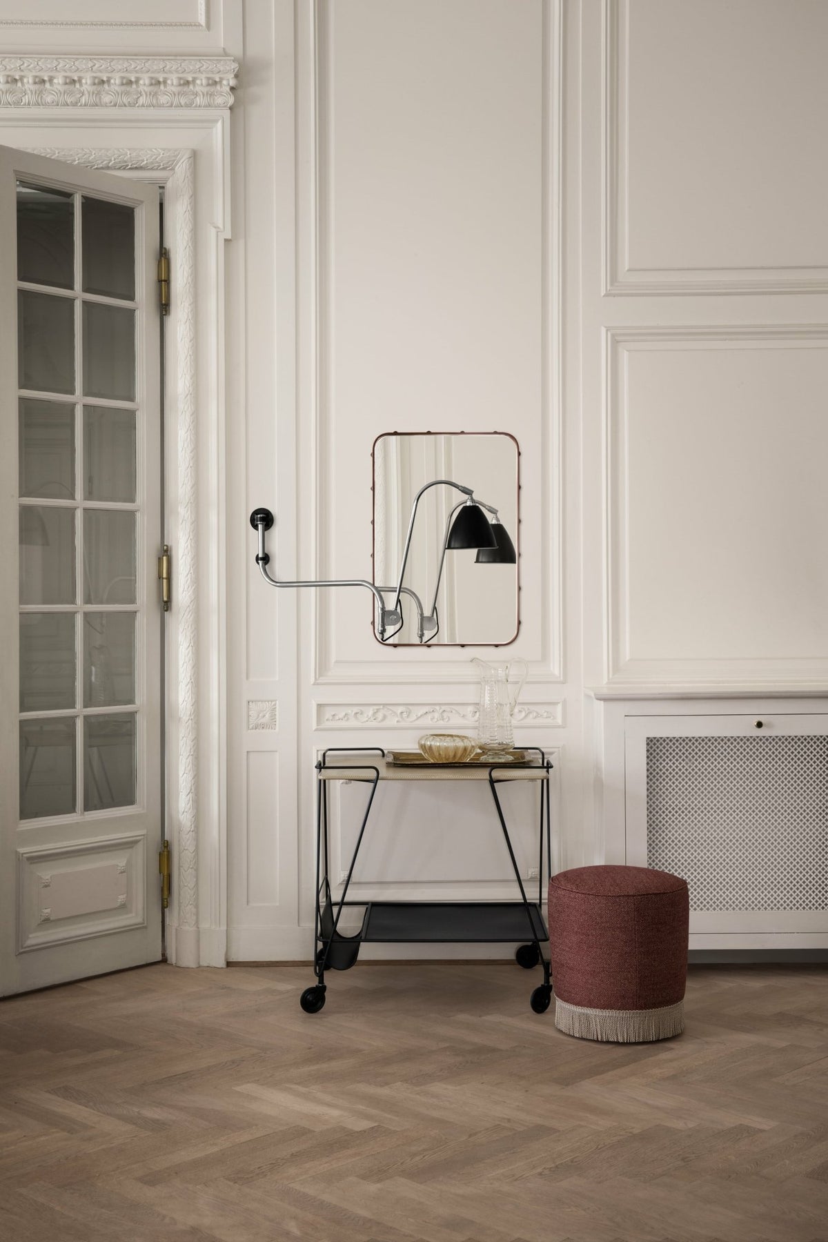 Lampe murale noire base argenté en laiton BL10 - Gubi - The Cool Republic