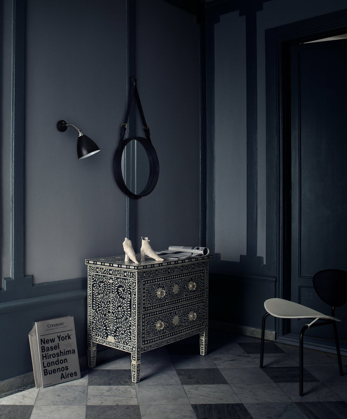 Lampe murale noire base argenté en laiton BL7- Gubi - The Cool Republic