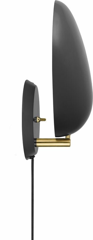 Lampe murale noire en laiton - Gubi - The Cool Republic
