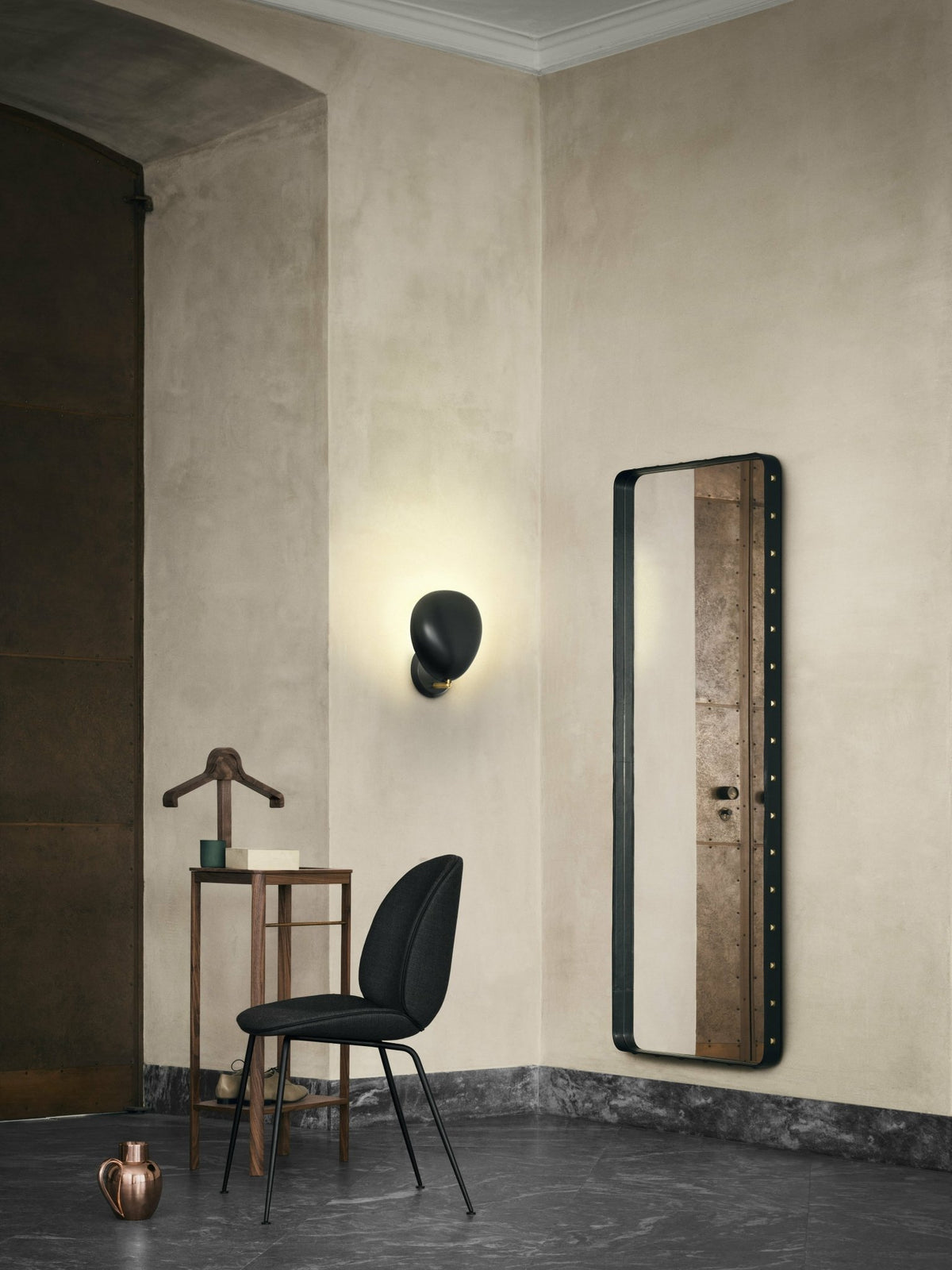 Lampe murale noire en laiton - Gubi - The Cool Republic