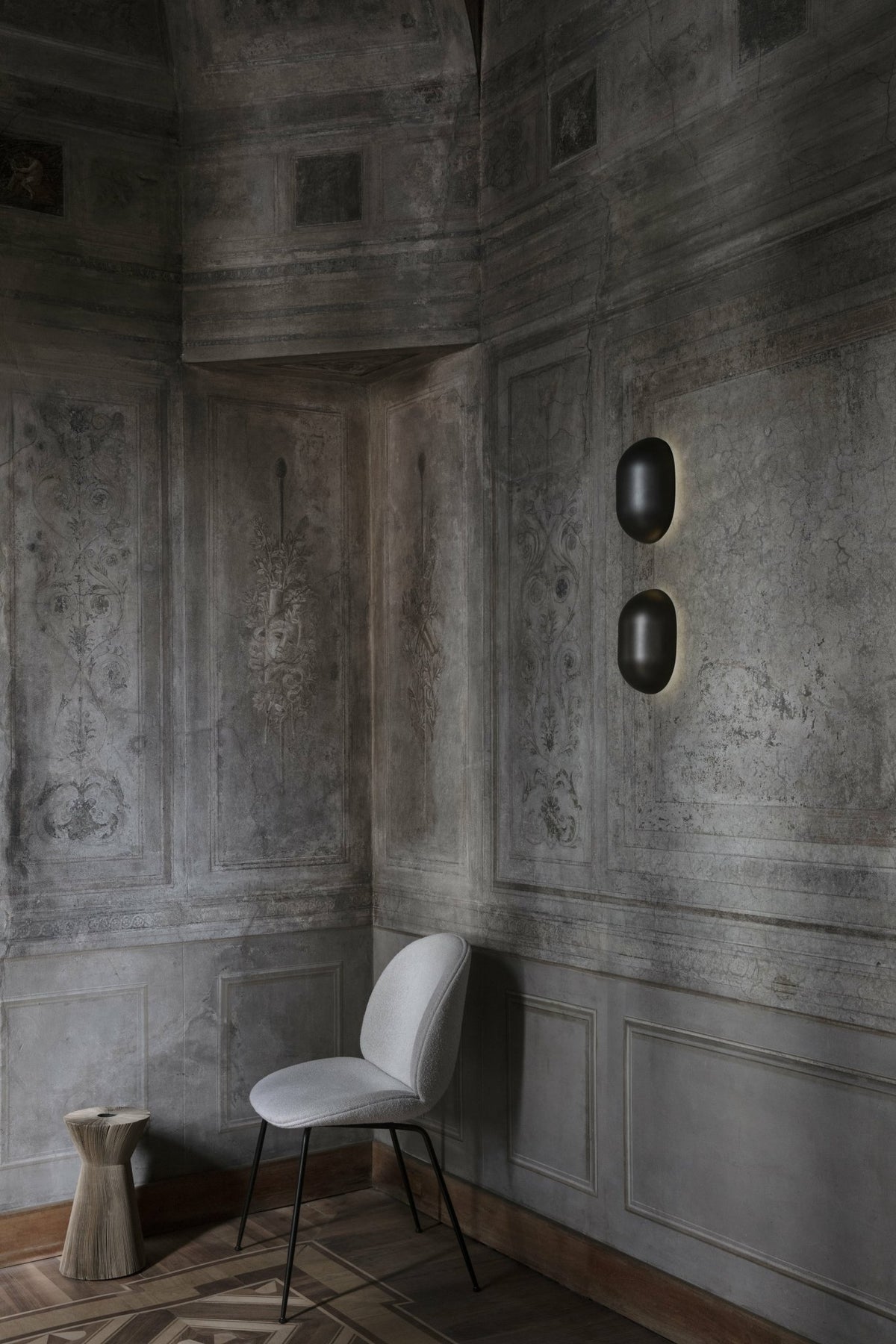 Lampe murale noire en laiton Howard - Gubi - The Cool Republic