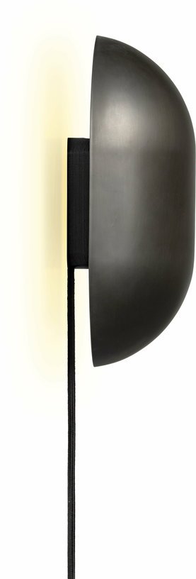 Lampe murale noire en laiton Howard - Gubi - The Cool Republic