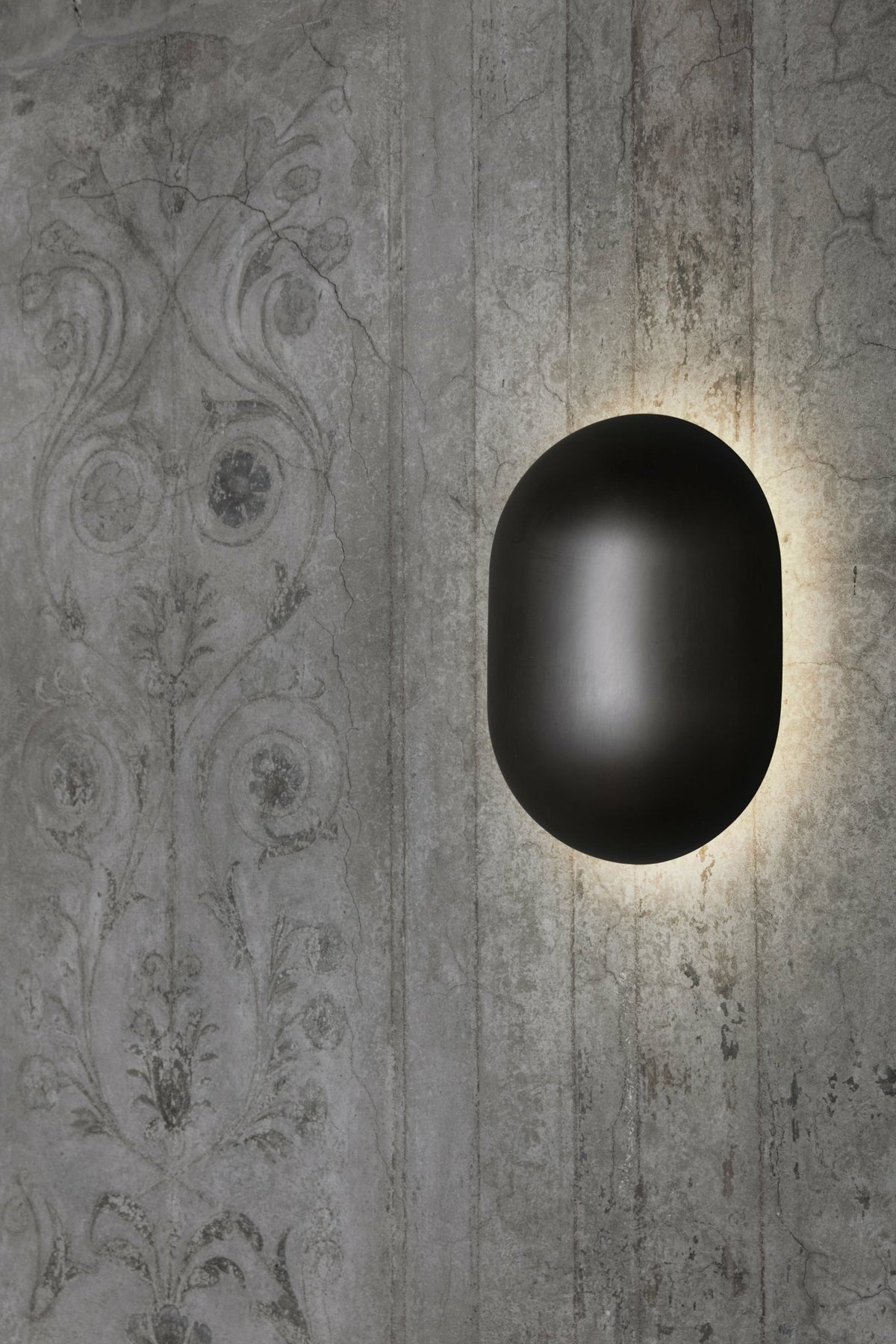 Lampe murale noire en laiton Howard - Gubi - The Cool Republic