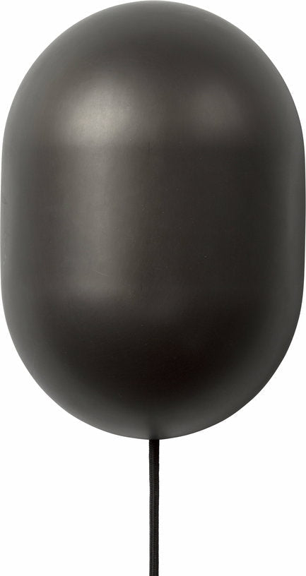 Lampe murale noire en laiton Howard - Gubi - The Cool Republic