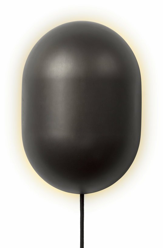 Lampe murale noire en laiton Howard - Gubi - The Cool Republic