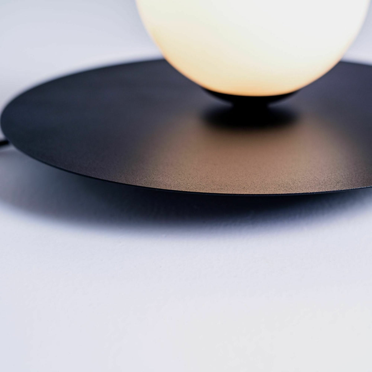 Lampe noire 30 cm Skiva Ball - Custom Form - The Cool Republic