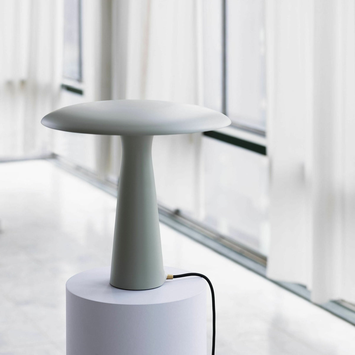 Lampe noire 41 cm Shelter - Normann Copenhagen - The Cool Republic