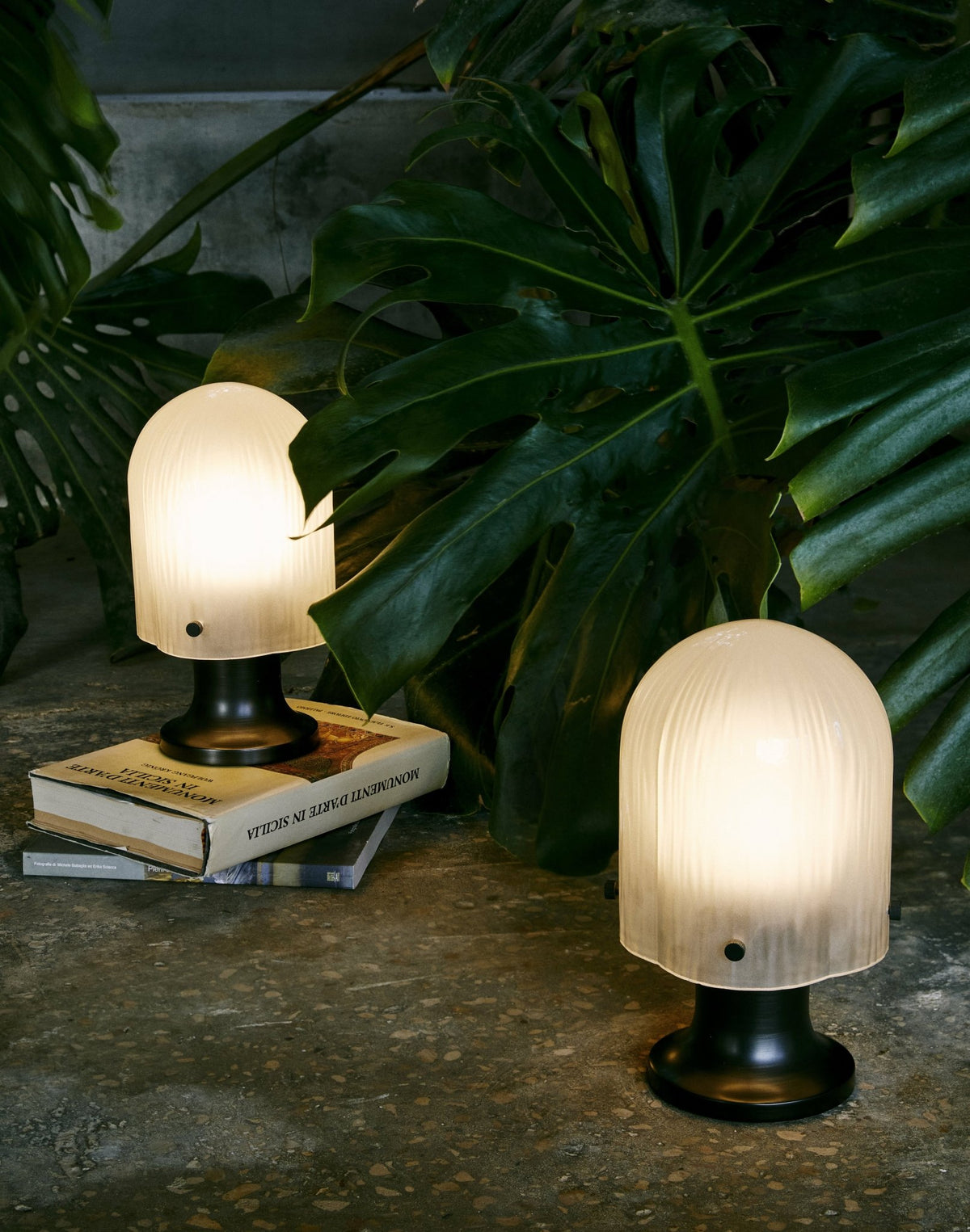 Lampe portable base laiton antique et abat-jour blanc Seine - Gubi - The Cool Republic