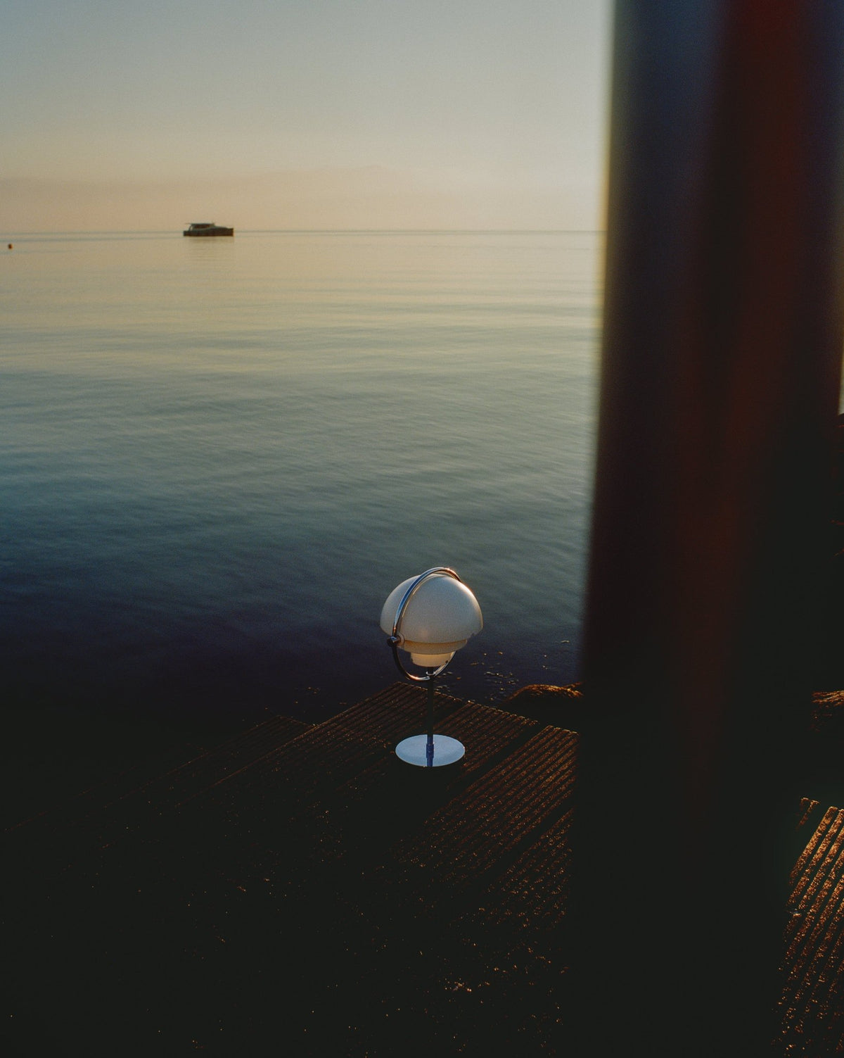 Lampe portable chrome et métal blanc semi-mat Multi-Lite - Gubi - The Cool Republic