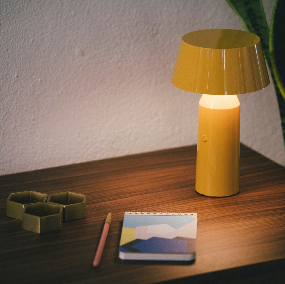 Lampe portable en acier grise 22,5 cm Bicoca - Marset - The Cool Republic