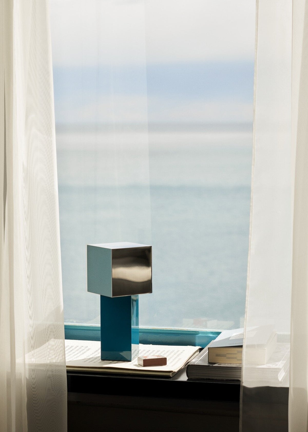 Lampe portable en acier poli bleu argenté Pivot ATD7 - &tradition - The Cool Republic